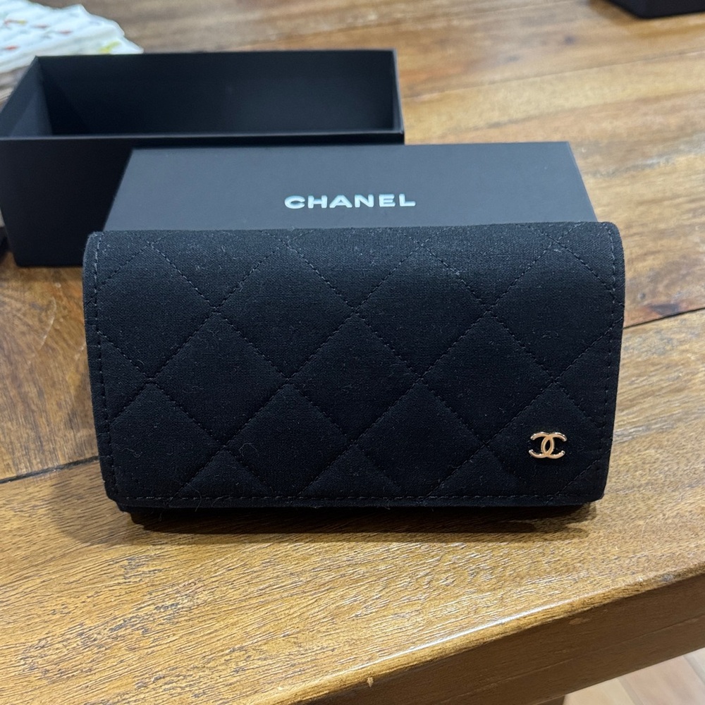 CHANEL Elegant Black Sunglasses - Picture 3 of 3